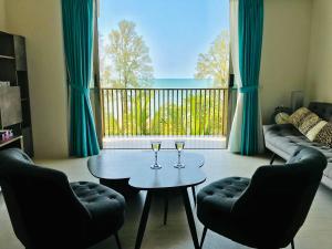 Batu Ferringhi By The Sea Luxurious 2BR Suite 6 Pax