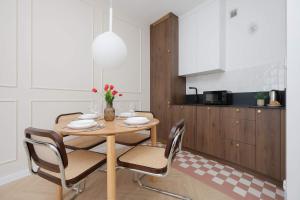 Elegant Apartment in Warsaw Center By the Market by Noclegi Renters