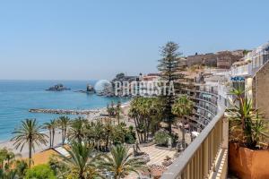 Apartamento frontal al mar con cochera