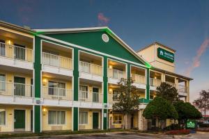 HomeTowne Studios by Red Roof Houston - West Oaks - Energy Corridor
