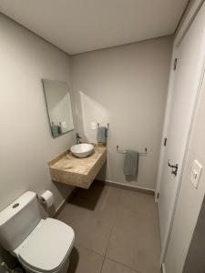 Moderno departamento con piscina con vista al río
