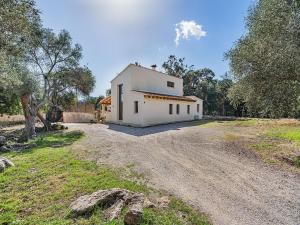 Cosy 2-Bed Villa with Pool, Pollença