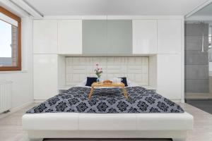 Stylish Apartment with a Balcony Near the City Center by Noclegi Renters