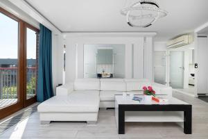 Stylish Apartment with a Balcony Near the City Center by Noclegi Renters