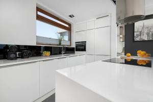Stylish Apartment with a Balcony Near the City Center by Noclegi Renters