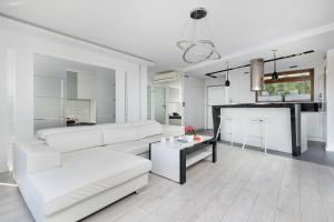 Stylish Apartment with a Balcony Near the City Center by Noclegi Renters