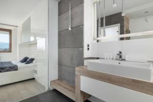 Stylish Apartment with a Balcony Near the City Center by Noclegi Renters