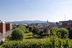 Stylish Apartment with a Balcony Near the City Center by Noclegi Renters
