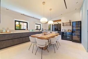 Exclusive 5-Bedroom Villa in Puerto Banus Marbella MRB