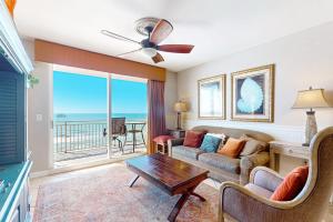 Beachfront high-end condo with Pool Hot tub & Splash pad