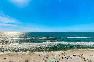 Beachfront high-end condo with Pool Hot tub & Splash pad