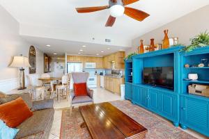 Beachfront high-end condo with Pool Hot tub & Splash pad