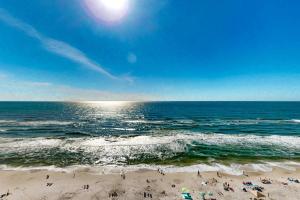 Beachfront condo with pool lazy river splash pad & hot tub