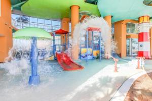 Beachfront condo with pool lazy river splash pad & hot tub