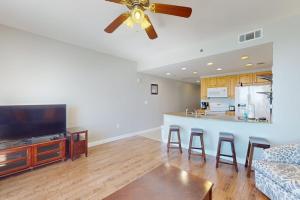 Beachfront condo with pool lazy river splash pad & hot tub