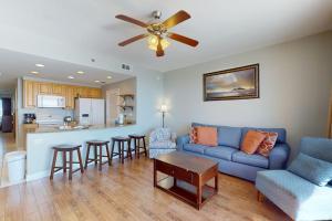 Beachfront condo with pool lazy river splash pad & hot tub
