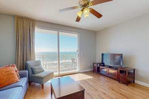 Beachfront condo with pool lazy river splash pad & hot tub