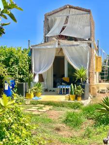 ZAWIA Tiny House - Private Garden - 5 Min to Beach