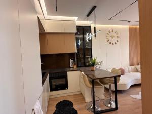 LUXURY APARTMENt