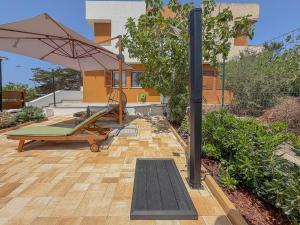 Pergola, BBQ and modern comfort by Host Hero