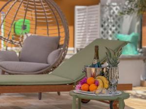 Pergola, BBQ and modern comfort by Host Hero