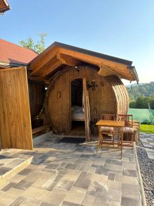 Glamping Medvedjek - Nočitev v vinskem sodu