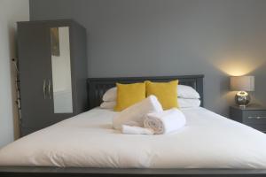 King Bed Opposite Lloyds Near Train Station for Project and Hospital Stays