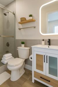 Bright 2BR Apt ,Queen Bed ,Wi-Fi , WD,Sleeps4
