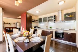 CROSS SQUARE HOUSE - Spacious 2 Level Home, 2BR, 3Baths, Terrace - by RealTrust