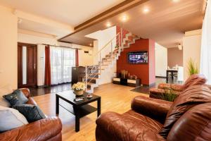 CROSS SQUARE HOUSE - Spacious 2 Level Home, 2BR, 3Baths, Terrace - by RealTrust