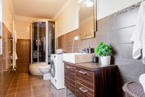 CROSS SQUARE HOUSE - Spacious 2 Level Home, 2BR, 3Baths, Terrace - by RealTrust