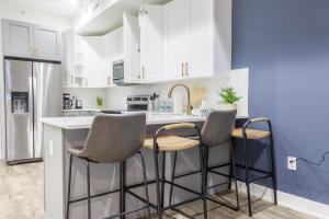 Spacious 3BR3BA for 8 King Bed Full Kitchen