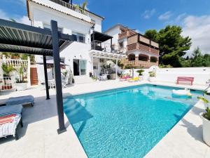Urogallos Poolside Retreat 2BR, 2 Baths & Shared Pool