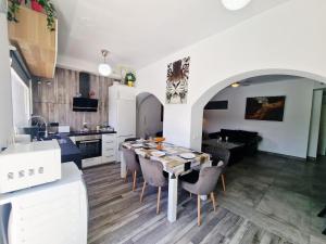 Urogallos Poolside Retreat 2BR, 2 Baths & Shared Pool