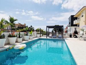 Urogallos Poolside Retreat 2BR, 2 Baths & Shared Pool