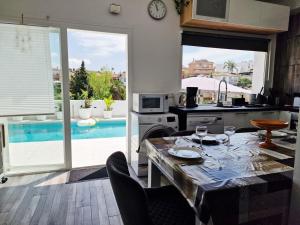Urogallos Poolside Retreat 2BR, 2 Baths & Shared Pool