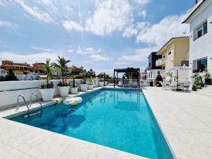Urogallos Poolside Retreat 2BR, 2 Baths & Shared Pool