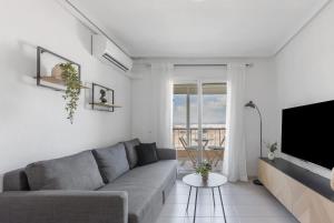 2BDR Apt with Pool Stunning Sunset 300m Beach