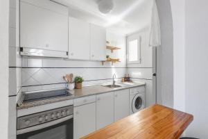 2BDR Apt with Pool Stunning Sunset 300m Beach