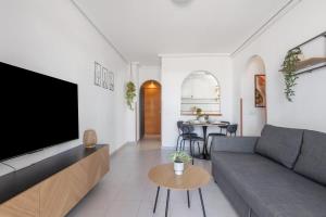 2BDR Apt with Pool Stunning Sunset 300m Beach