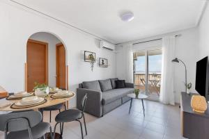 2BDR Apt with Pool Stunning Sunset 300m Beach