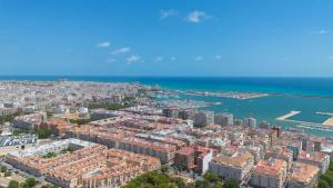 2BDR Apt with Pool Stunning Sunset 300m Beach