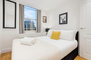 Luxury 3BR Skyline Views Sleeps 7 Fast Wifi