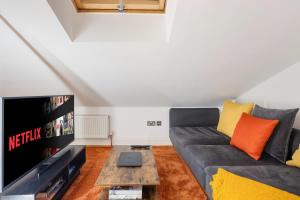 Luxury 3BR Skyline Views Sleeps 7 Fast Wifi