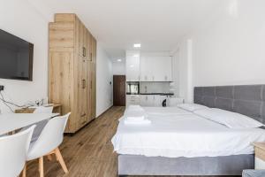 Wave & Stay Studio Durrës Waterfront by PikHost