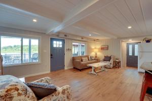 Big Pine Island Lake Cottage w Boat Dock & Kayaks