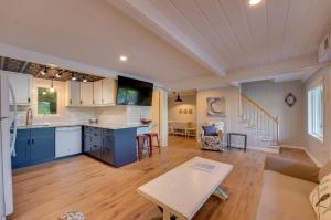 Big Pine Island Lake Cottage w Boat Dock & Kayaks