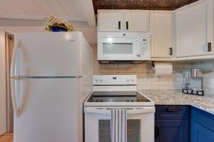 Big Pine Island Lake Cottage w Boat Dock & Kayaks