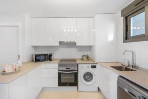 Bright 3BR with Rooftop Pool BBQ 500m from Beach