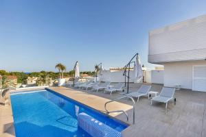 Bright 3BR with Rooftop Pool BBQ 500m from Beach